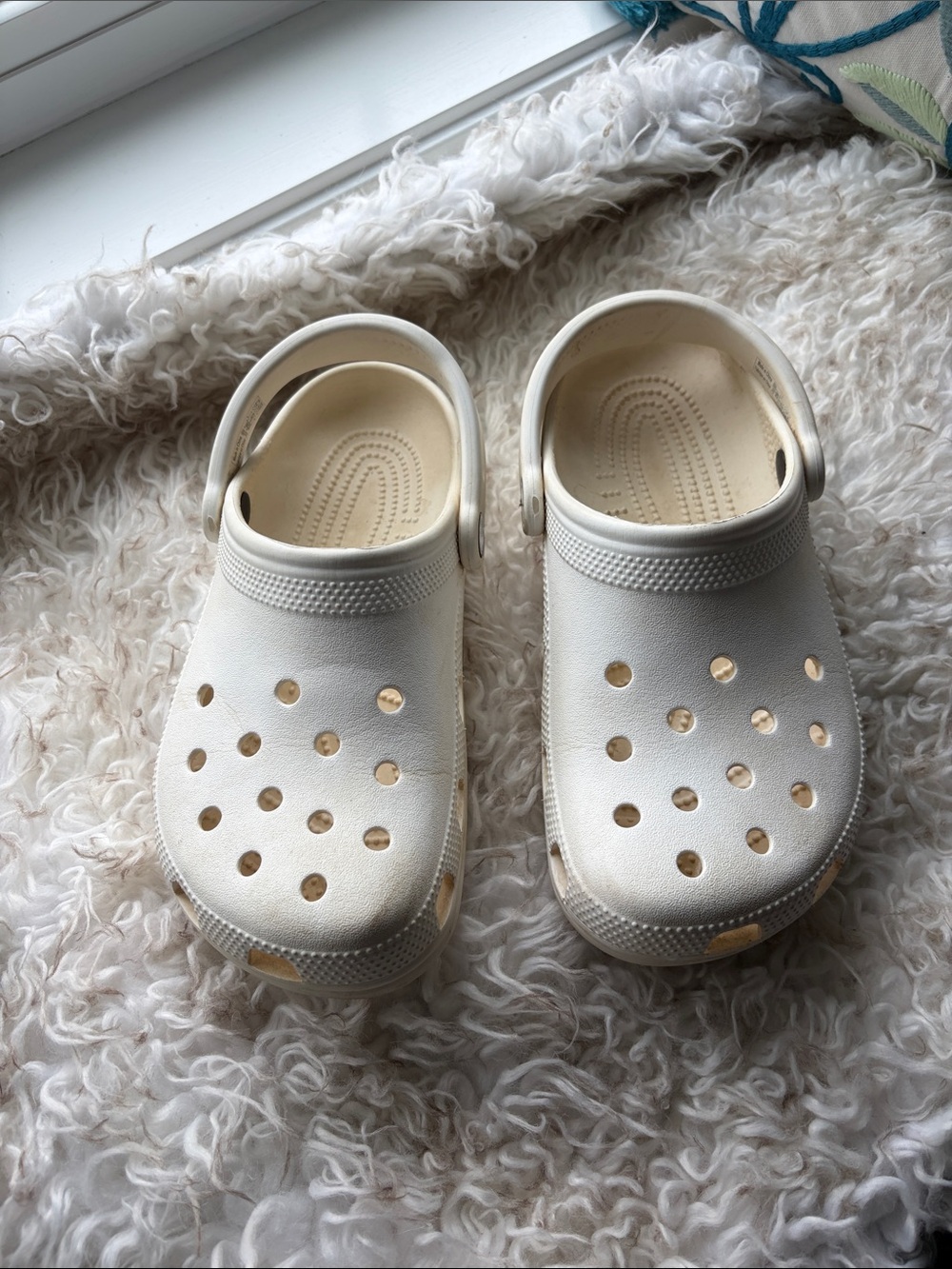 CROCS Classic Clog in Cream/Off-White